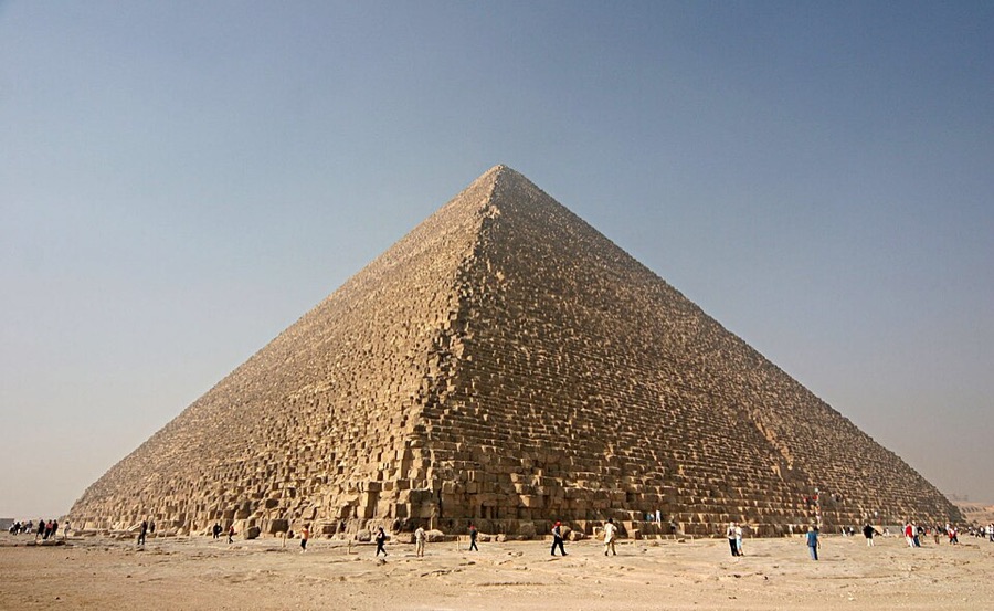 Velká pyramida v Gíze (asi 2560 př. n. l.)